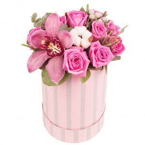 Дыхание марта - коробка с розовыми розами и орхидеей